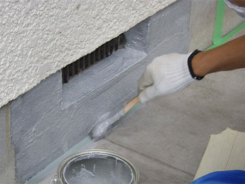 クラックを補強後に硬化剤入りのアラミド塗料を施工箇所に塗布します。